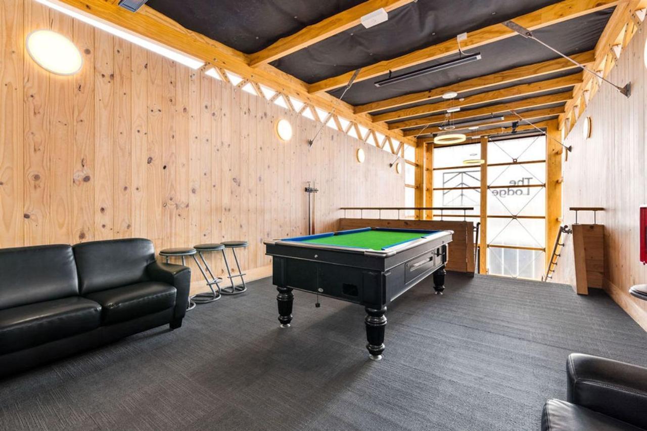 Мотель The Bealey Quarter Крайстчёрч Экстерьер фото The Snooker Room