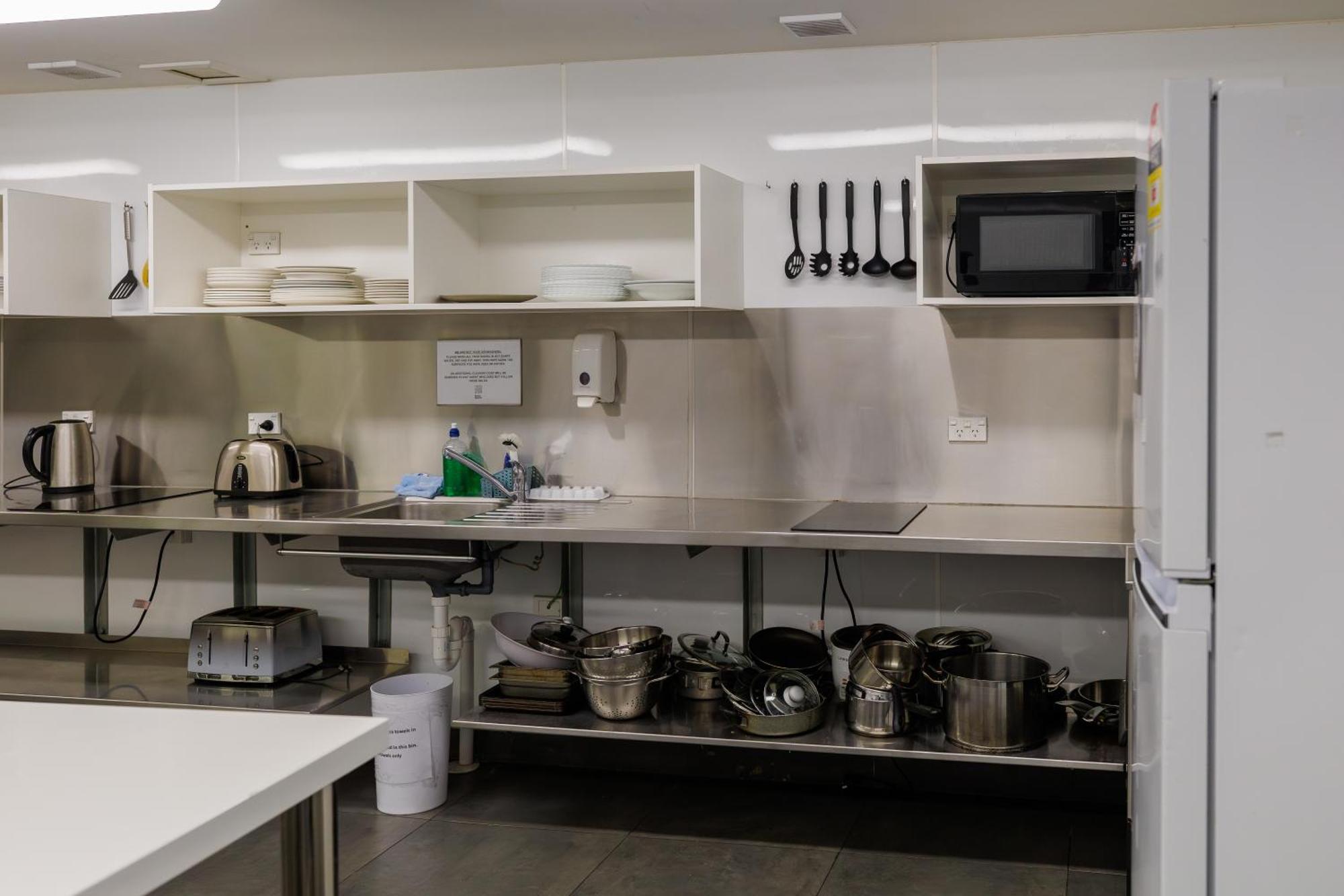 Мотель The Bealey Quarter Крайстчёрч Экстерьер фото A commercial kitchen