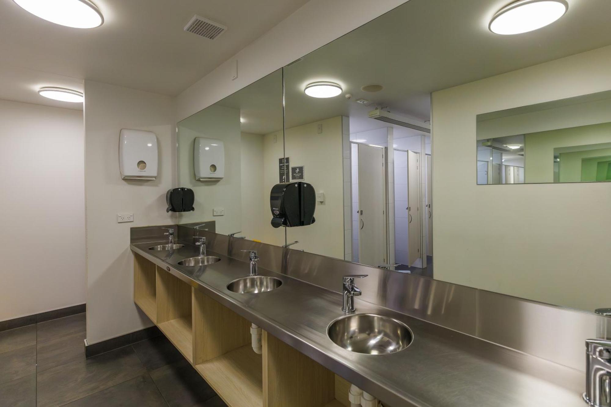 Мотель The Bealey Quarter Крайстчёрч Экстерьер фото A washroom at the University of Washington