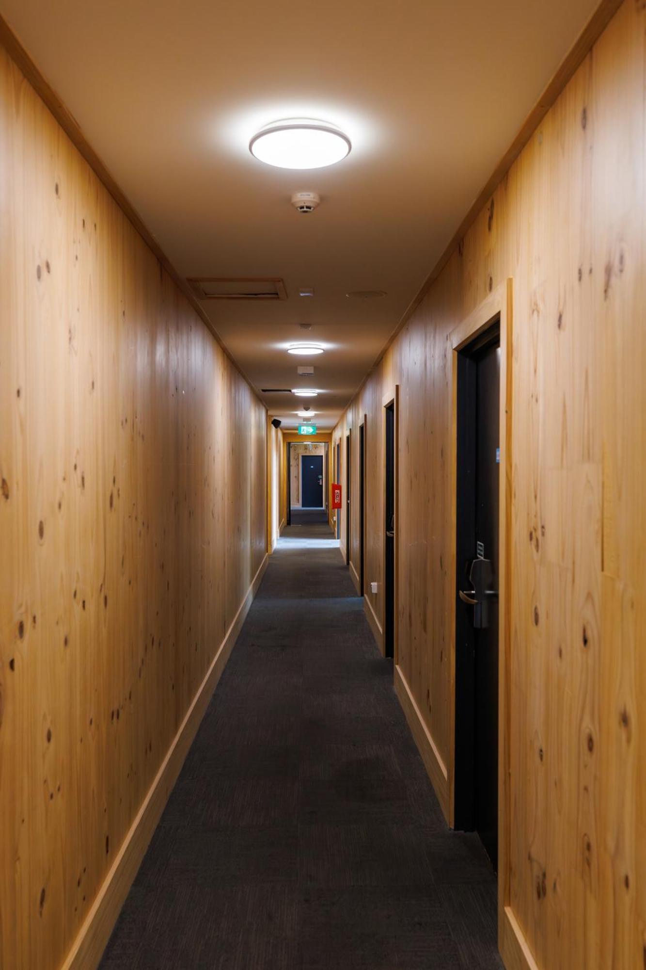 Мотель The Bealey Quarter Крайстчёрч Экстерьер фото A corridor at the hotel